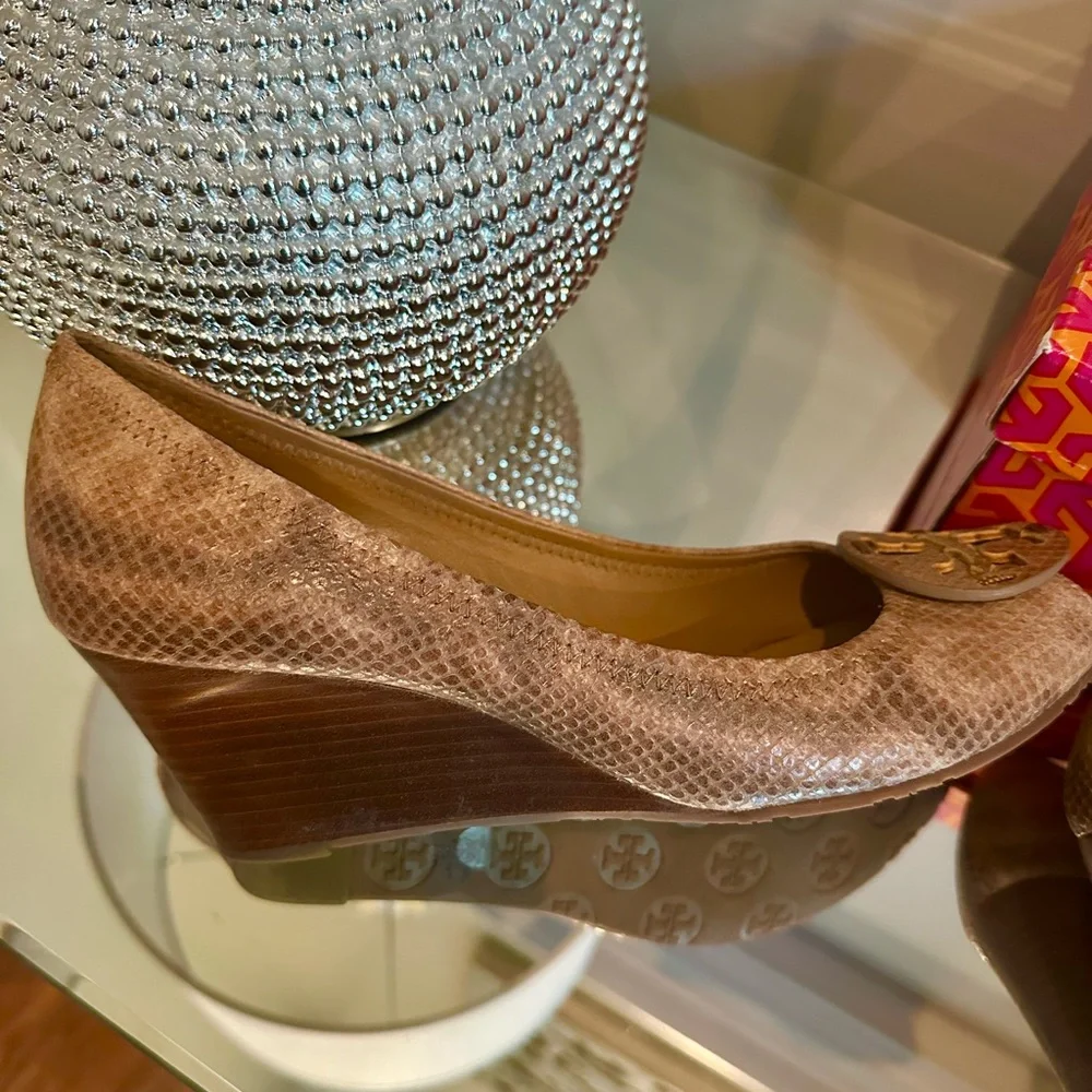 Tory Burch Sally 2 Women's Tan Snake Embossed Wedge Heels 9 Excellent! - Picture 6 of 9